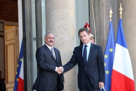 رئيس الجمهورية والرئيس الفرنسي في باريس أمس