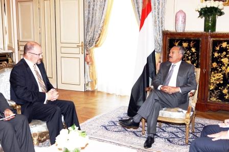 رئيس الجمهورية خلال لقائه الرئيس التنفيذي لشركة كنديان نكسن أمس