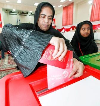 مواطنة بحرينية تدلي بصوتها في الانتخابات البرلمانية أمس