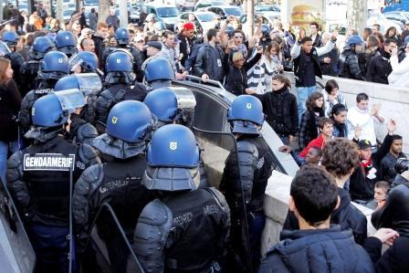 رجال شرطة متأهبون خلال احتجاج لطلاب وعمال في باريس