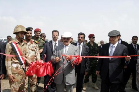 رئيس الجمهورية يفتتح مشاريع في عدد من المعسكرات في الحديدة أمس
