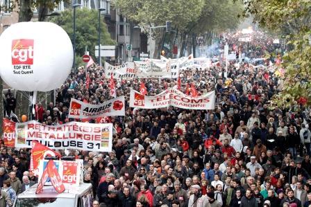 جانب من الاحتجاجات في فرنسا ضد خطة إصلاح نظام التقاعد يوم السبت الماضي