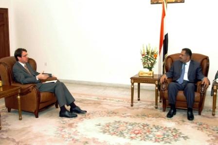 د. مجور لدى استقباله السفير البريطاني أمس