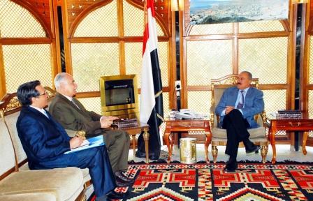 رئيس الجمهورية أثناء استقباله المدير الإقليمي لمنظمة الصحة