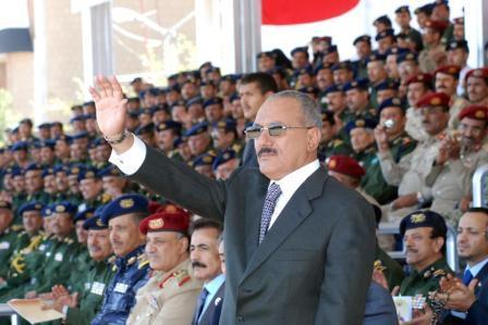 رئيس الجمهورية أثناء حضوره حفل تخرج الدفعة الأولى (شرطة نسائية) بكلية الشرطة أمس