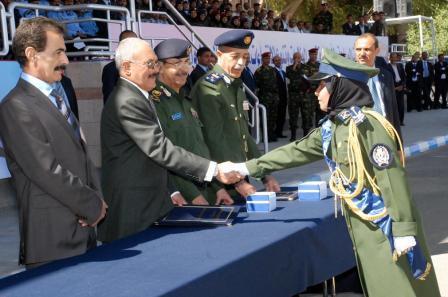 .. ويكرم احدى خريجات الكلية