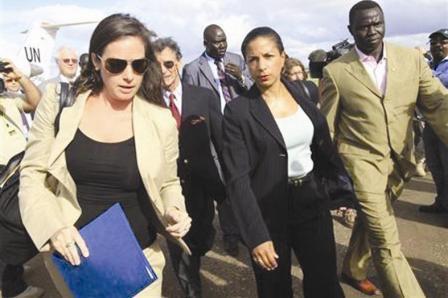 سفيرة الولايات المتحدة لدى الأمم المتحدة سوزان رايس (في الوسط) ومندوبو مجلس الأمن لدى وصولهم إلى مطار جوبا في جنوب السودان في السادس من أكتوبر