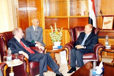 العليمي خلال لقائه السفير الأمريكي
