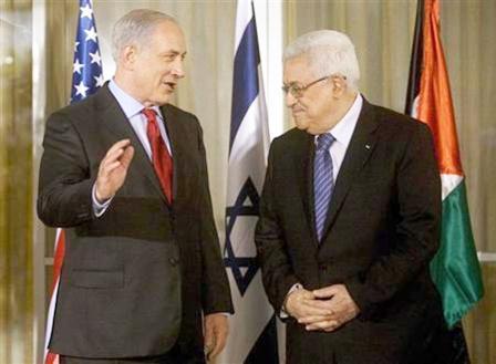 رئيس الوزراء الإسرائيلي بنيامين نتنياهو (يسارا) والرئيس الفلسطيني محمود عباس في القدس