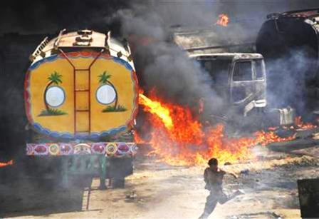 شاحنات وقود تحترق عقب هجوم لمتشددين بإقليم السند في باكستان
