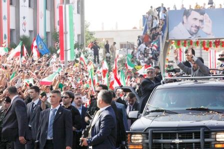 الرئيس الايراني محمود احمدي نجاد يلوح بيديه من فتحة في سقف سيارته على طول الطريق الرئيسي من مطار بيروت