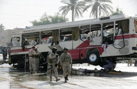 جنود عراقيون يقفون بجوار حافلة بعد انفجار سيارة ملغومة في كربلاء.