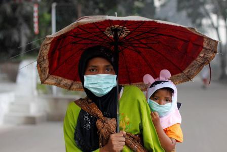 أندونيسية وابنها فاران من بركان جبل ميرابي أمس