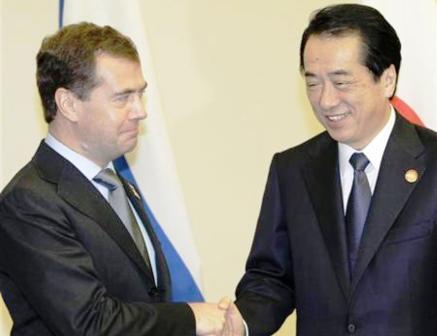 ديمتري ميدفيديف مع رئيس الوزراء الياباني قبل اجتماع في يوكوهاما يوم أمس  السبت .