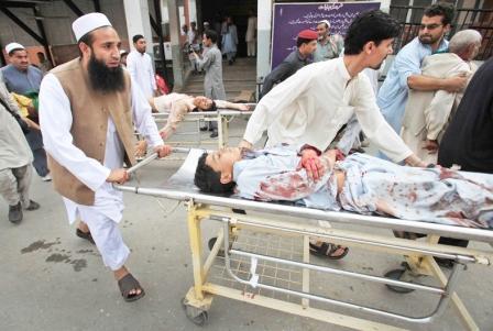 أشخاص ينقلون ضحايا تفجير مسجد في بيشاور يوم  أمس الجمعة.