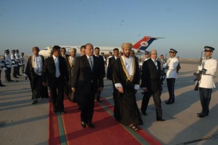 نائب الرئيس لدى وصوله العاصمة العمانية مسقط أمس