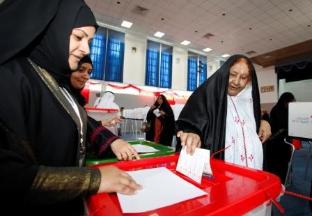 مواطنات بحرينيات يدلين بأصواتهن في الانتخابات البرلمانية