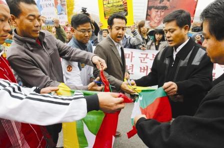 جانب من احتجاجات الشارع الكوري الجنوبي أمس