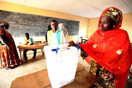 امرأة تدلي بصوتها في جولة إعادة الانتخابات الرئاسية .