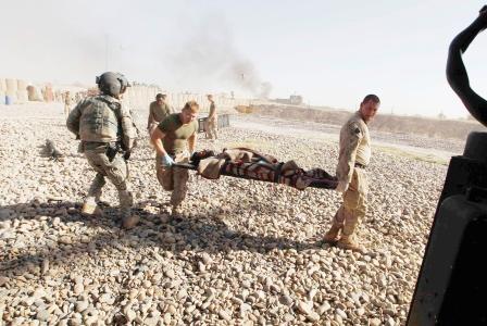 أثناء نقل القتلى من جنود الاطلسي في افغانستان