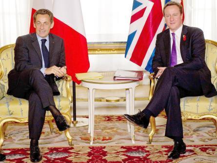 رئيس الوزراء البريطاني ديفيد كاميرون والرئيس الفرنسي نيكولا ساركوزي في لندن يوم  أمس