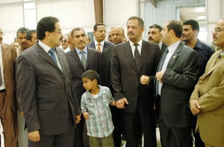 رئيس الوزراء خلال تدشينه طبعة الجزء الثاني للكتاب المدرسي