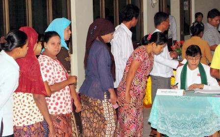 جانب من المشاركين والمشاركات في انتخابات ميانمار