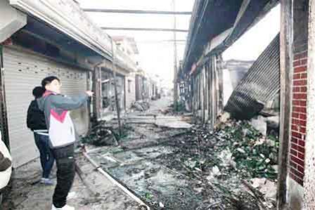 منازل دمرت جراء القذائف المدفعية الكورية الشمالية في جزيرة يونبيونج الكورية الجنوبية أمس الاربعاء.