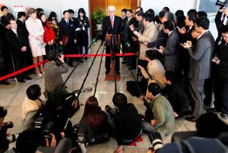 المبعوث الأمريكي الخاص إلى كوريا الشمالية ستيفن بوسورث في مؤتمر صحفي في العاصمة الكورية الجنوبية سول يوم أمس  الاثنين.