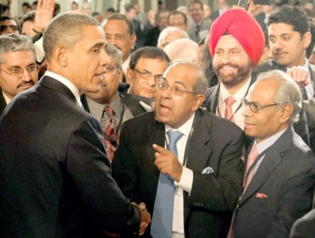 الرئيس الأمريكي باراك أوباما لدى وصوله إلى مومباي يوم  أمس السبت