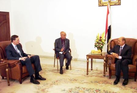 د. العليمي خلال لقائه رئيس وكالة أمن وسائل النقل الأمريكي