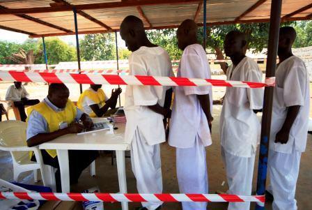 مواطنون سودانيون يقيدون أسماءهم في جداول الناخبين