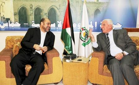 ‎موسى أبو مرزوق نائب رئيس المكتب السياسي لحماس (إلى اليسار) اثناء استقباله عزام الأحمد المسؤول في فتح الثلاثاء  الماضي في دمشق
