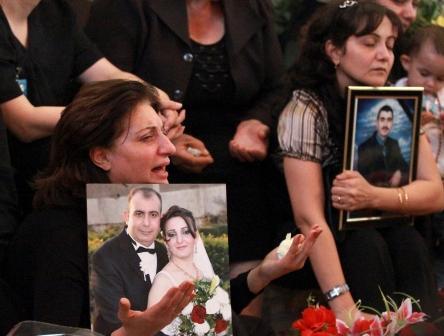 عراقيات ينتحبن على ضحايا كنيسة (سيدة النجاة) أثناء تشييع جنازاتهم أمس