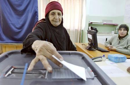 عجوز تدلي بصوتها في الانتخابات البرلمانية بالأردن