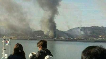 دخان يتصاعد من جزيرة يونبيونج الكورية الجنوبية اثر تعرضها لقصف مدفعي كوري شمالي يوم  أمس الثلاثاء.