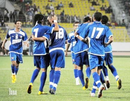 لاعبو المنتخب الكويتي بعد تسجيل الهدف