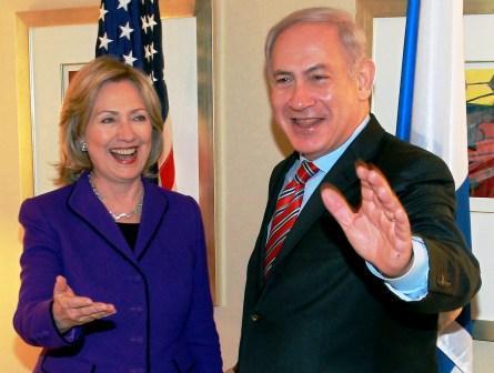 وزيرة الخارجية الأمريكية هيلاري كلينتون (إلى اليسار) ورئيس الوزراء الإسرائيلي بنيامين نتنياهو .
