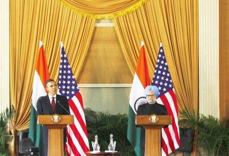 أوباما يتحدث في ختام زيارته للهند وإلى يساره رئيس الوزراء الهندي