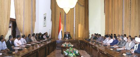 رئيس الجمهورية أثناء لقائه أعضاء المجلس المحلي والمسؤولين بمحافظة أبين أمس