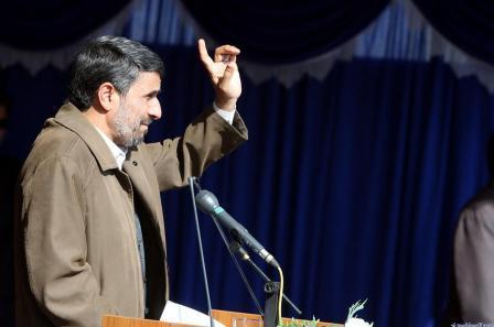 أحمدي نجاد يلقي خطابا في بلدة قزوين وسط ايران أمس الاربعاء