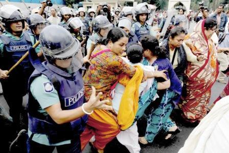 متظاهرات خلال اشتباك مع الشرطة في داكا يوم أمس السبت .
