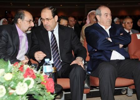 اياد علاوي (إلى اليمين) ورئيس الوزراء نوري المالكي (في الوسط)