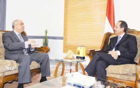 ..ويلتقي السفير المصري