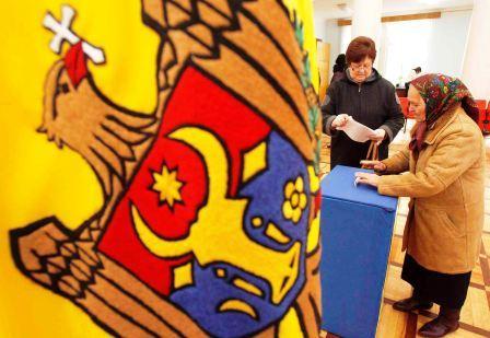 عجوز تدلي بصوتها في الانتخابات البرلمانية المولدوفية
