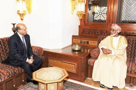 السلطان قابوس خلال استقباله د. القربي أمس