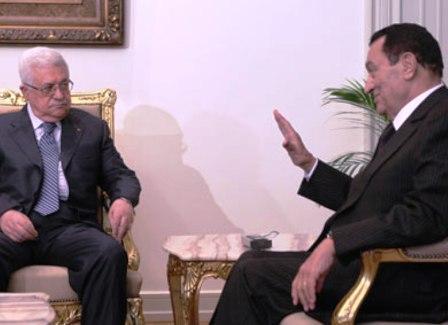 مبارك (يمين) وعباس في لقاء سابق جرى في القاهرة قبل شهرين