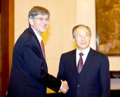 جيمس ستاينبرج نائب وزيرة الخارجية الأمريكية (يسارا) وداي بينغ قوه عضو مجلس الدولة الصيني في بكين