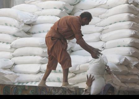 أفغان يحصلون على مساعدات غذائية في كابول يوم 5 مايو 2010