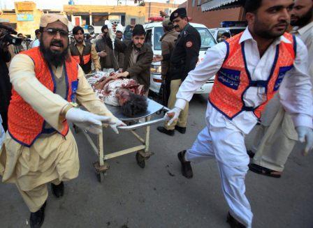 باكستانيون ينقلون  قتلى سقطوا في قصف أميركي سابق لمنطقة القبائل